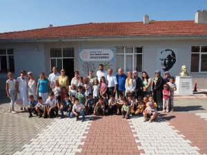 Almanya'da yaşayan Ersin Bilge, eşeğinin heybesine yüklediği kitap ve kırtasiye