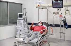 İsveç’te tedavi edilmeyen Kovit-19 hastası Türk vatandaşı Emrullah Gülüşken’in kızlarının
