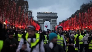 Fransa’nın başkenti Paris’te sarı yelekliler protestolarının 4. yılında eylemciler yeniden