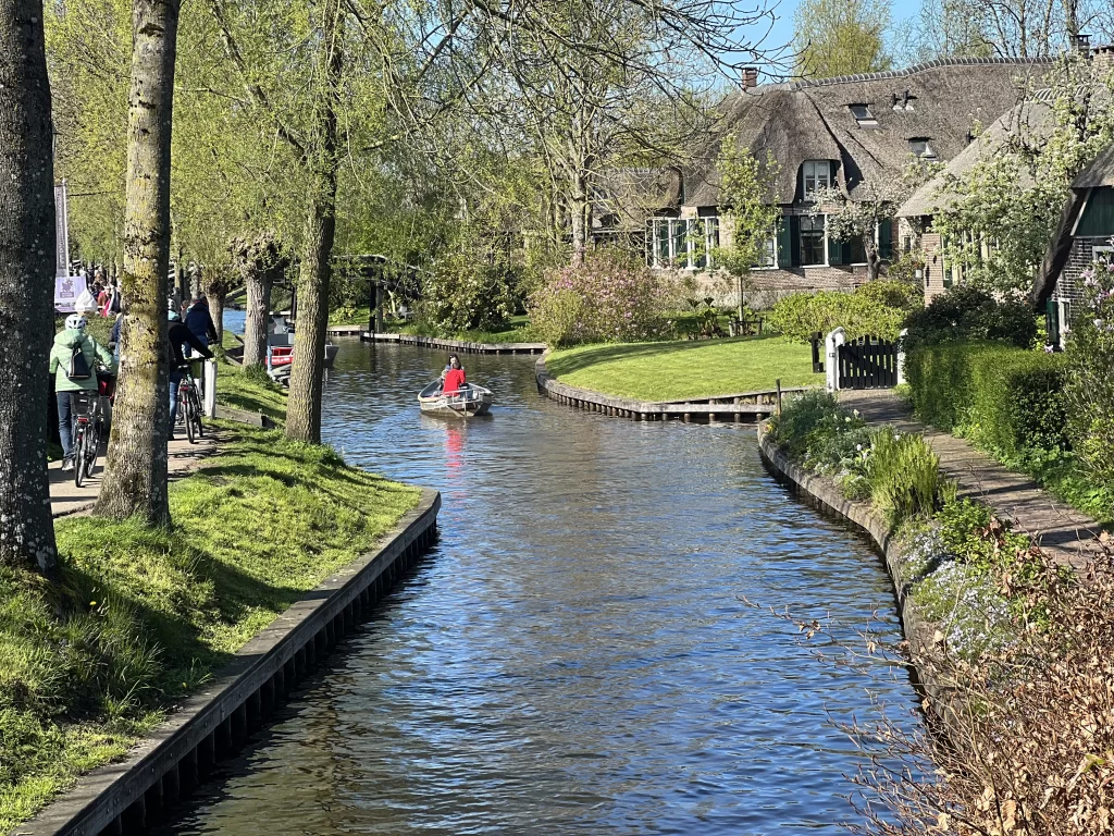 Giethoorn'da yaklaşık 2 bin 600 kişinin yaşadığı köyde araba yolu yok