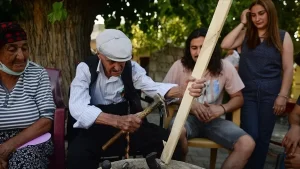 Kahramanmaraş'ta 8 çocuk, 18 torunu bulunan 99 yaşındaki Hasan Özşahin,
