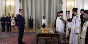 Cumhurbaşkanı Katerina Sakellaropulu, dünkü seçimlerin galibi Yeni Demokrasi Partisinin lideri