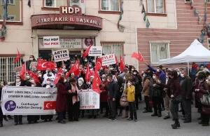 Dağa kaçırılan çocukları için HDP İl Başkanlığı binası önündeki evlat
