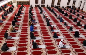 Ramazanın müjdecisi olarak kabul edilen Berat Kandili, camilerde düzenlenen programlarla