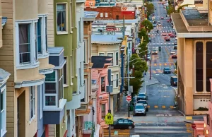 San Francisco'nun ünlü eğik evleri, şehri ziyaret edenleri her zaman