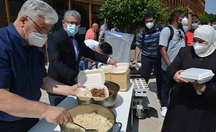 Köln DİTİB Merkez Camii‘nde geleneksel kavurma ikramı