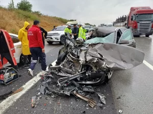 Anadolu Otoyolu'nun Bolu kesiminde 2 otomobil ve tırın karıştığı kazada