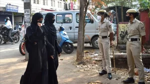Hindistan'ın Karnataka eyaletindeki öğrenciler, başörtüsü yasağına ilişkin protestoların ardından okullara