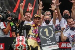 Milli motosikletçi Toprak Razgatlıoğlu, Dünya Superbike Şampiyonası'nda 2021 sezonunun şampiyonu