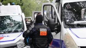 Fransa'nın başkenti Paris'in banliyösü Yvelines'te hırsızlar bir kuyumcuya girerek yaklaşık