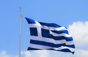 Yunanistan'ın Dedeağaç kentinde robotik çöp öğütme konteynerine eğilen kişinin, kapağın