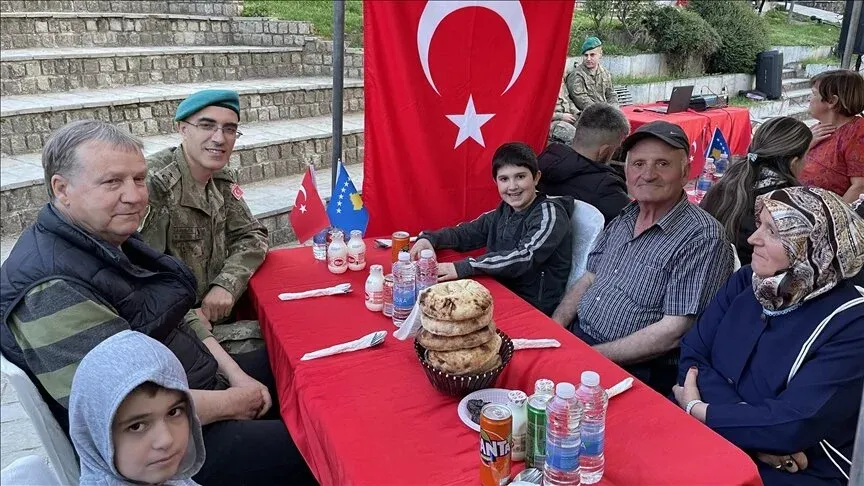 Türk askeri Kosova'da Kadir Gecesi dolayısıyla iftar verdi