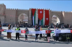 Tunus'un güneyindeki Safaks kenti surları çevresinde insan zinciri oluşturularak Filistin