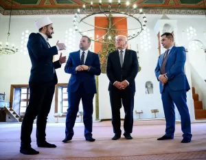 Cumhurbaşkanı Steinmeier, Arnavutluk'ta Hünlar Camii ziyaret etti