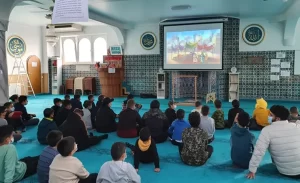 Program çocuklara yapılan pasta ikramı, dua ve topluca okunan Salavât-ı