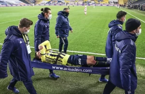 Antalyaspor maçında sakatlanan ve oyundan çıkan Fenerbahçeli futbolcu Mesut Özil,