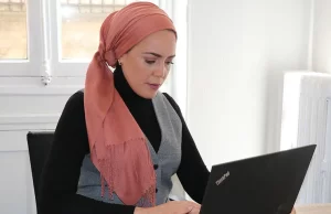 Fransa’da Müslümanların haklarını savunmasıyla tanınan başörtülü gazeteci Nadiya Lazzouni, ayrılıkçılıkla