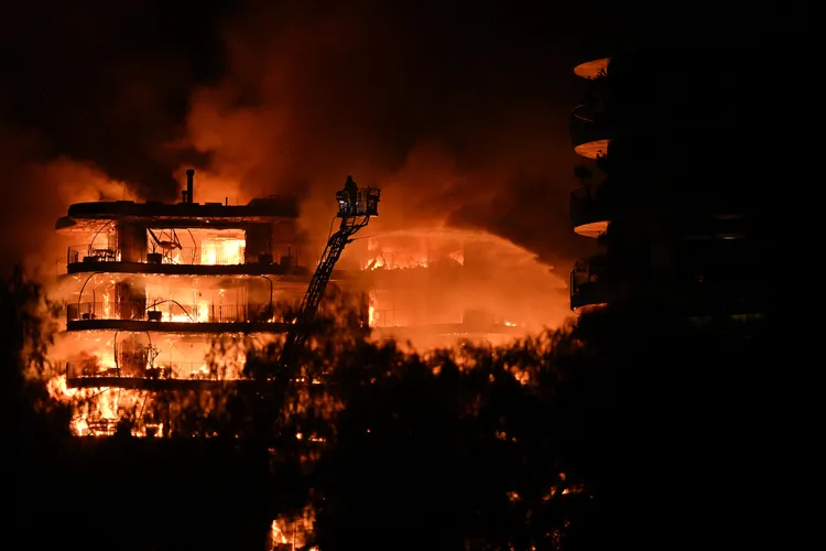 İzmir'de lüks sitede büyük yangın