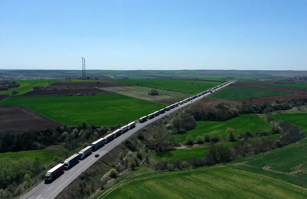 Hamzabeyli Sınır Kapısı'nda tır kuyruğu uzadıkca uzadı