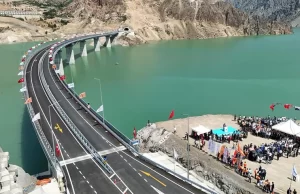 Artvin ilinin 70 kilometre güneybatısında, Çoruk Nehri üzerinde yer alan