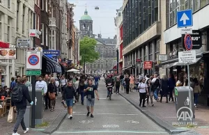 Hollanda'da hükümet, yeni tip virüs salgınıyla mücadele kapsamında uygulanan sosyal