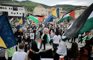 Bosna Hersek'in başkenti Saraybosna'daki tarihi Vjecnica Kütüphanesi Meydanı'nda toplanan yüzlerce