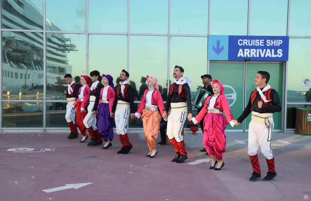 Kuşadası'na Yunanistan üzerinden lüks kruvaziyerle