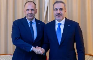 Türkiye ve Yunanistan dışişleri bakanları Hakan Fidan ve Yorgos Yerapetritis,