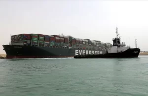 Süveyş Kanalı'nda karaya oturarak deniz trafiğinin durmasına neden olan "The