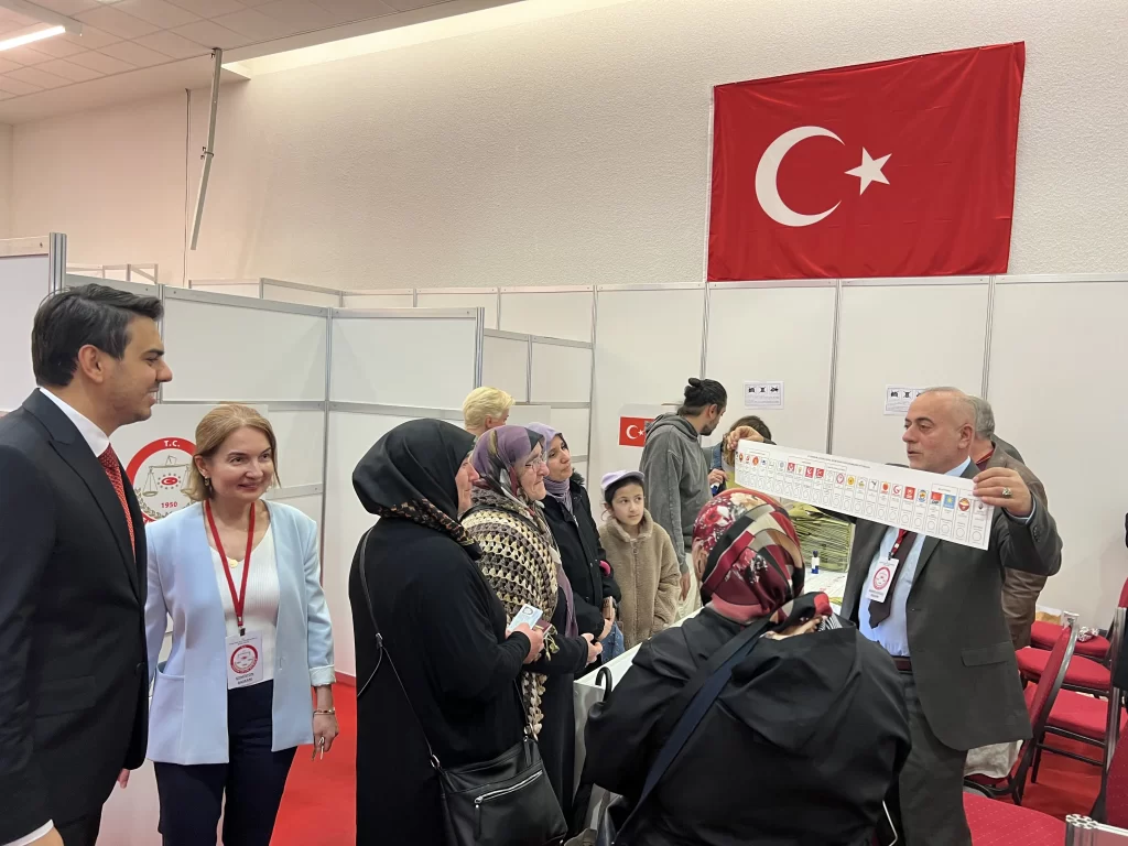 YTB Başkanı Abdullah Eren: “Yurt dışında seçimlerde demokrasi şenliği yaşanıyor”