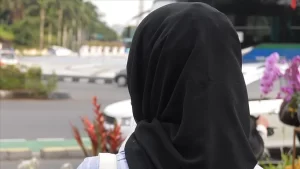 Almanya'da ırkçı bir kişinin başörtülü bir kadına fiziksel saldırıda bulunduğu