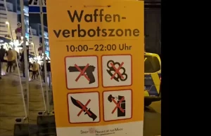 Sosyal medyada yayılan bir paylaşım, Almanya'nın Frankfurt şehir merkezinde asılı