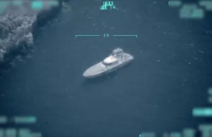 Yunanistan'a ait sahil güvenlik botunun taşıdığı düzensiz göçmenleri Türkiye'ye ait