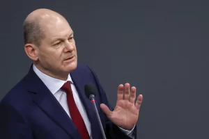 Almanya Başbakanı Olaf Scholz, iklim değişikliğine dikkati çekmek amacıyla müzelerde