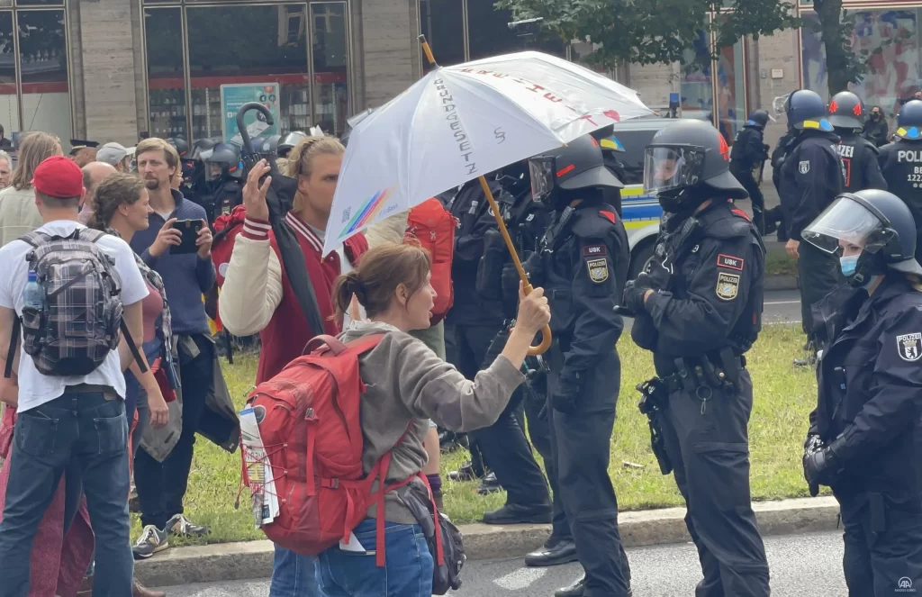 Almanya’da hükümetin Virüs salgınıyla mücadele politikası protesto edildi