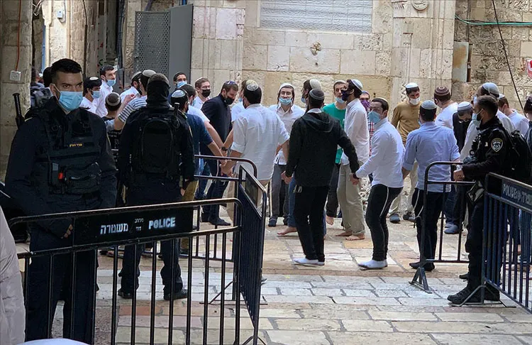 İsrail polisinin eşlik ettiği onlarca fanatik Yahudi, işgal altındaki Doğu