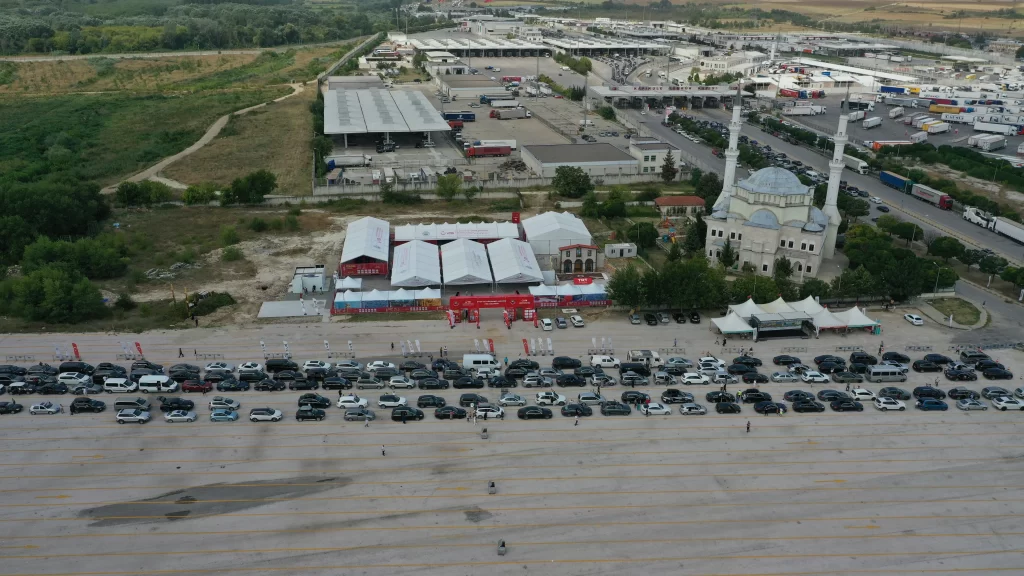 YTB’nin oyun ve dinlenme alanında Yurt dışına çıkış için bekleyen gurbetçiler vakit geçiriyor