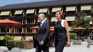 Almanya Başbakanı Olaf Scholz'un eşi Britta Ernst'in çöpe attığı gizli