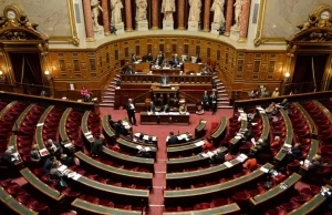 Fransız Senatosu, ülkede yaşayan ve "cumhuriyetin ilkelerine açık şekilde karşı