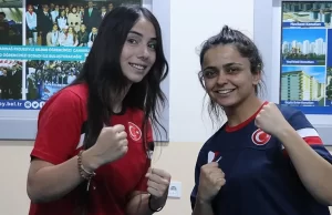 Gaziantep'te yaşayan işitme engelli Zehra Özbey ve Elif Küçükarslan, küçük