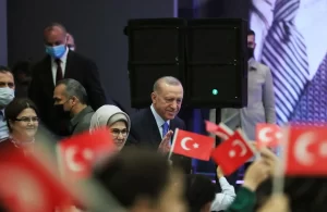 Cumhurbaşkanı Recep Tayyip Erdoğan, Küçükyalı Çocuk Evleri Sitesi'ndeki çocuklarla iftarda