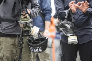 Almanya’nın Hamburg kentinde polisin gösteri yapan çevrecilere karşı biber gazı