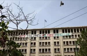 Yunanistan'da Kalkınma Bakanlığı çalışanları, Bakanlığa ait binaya üzerinde Filistin bayrağı