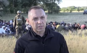 Sırbistan İçişleri Bakanı Aleksandar Vulin'in, Sırbistan'da yakalanan kaçak göçmenler ile
