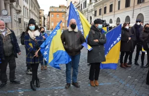 Bosna Hersek'te yaşanan siyasi kriz nedeniyle, ülkedeki bazı şehirlerin yanı