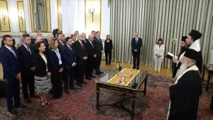 Yunanistan'da kabine üyeleri, Cumhurbaşkanı Katerina Sakelaropulu ve geçici hükümetin Başbakanı