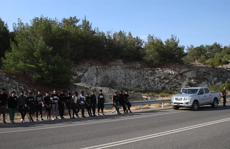 Yunanistan'ın yanan dağlarında mahsur kalan göçmenler polise teslim oldu