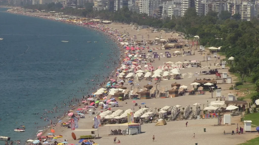 Hava sıcaklığının yüksek olmasından dolayı Antalya sahillerinde yoğunluk  yaşanıyor