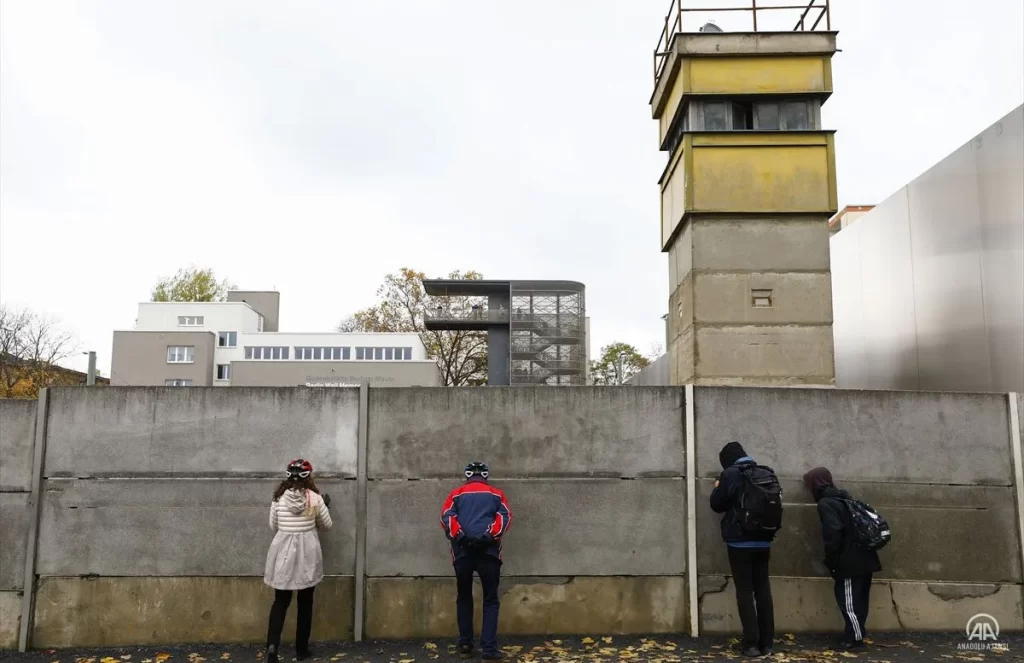 Berlin Duvarı’nın yıkılışının 32. yıl dönümü