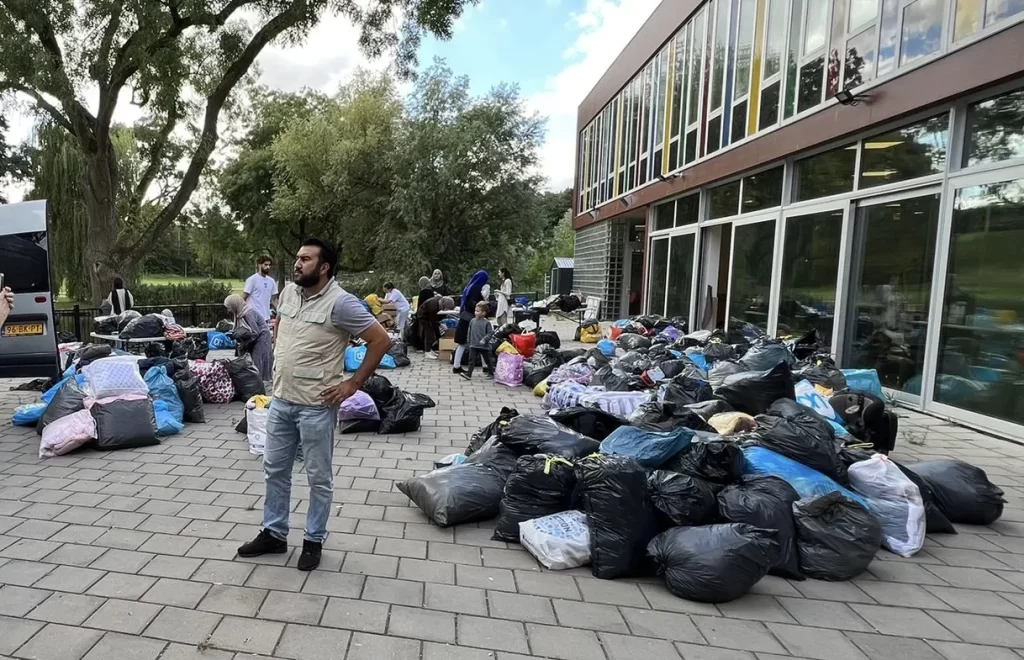 Müslümanlardan Ter Apel Hollanda’nın Ter Apel köyünde aylardır dışarıda yatan sığınmacılara yardım